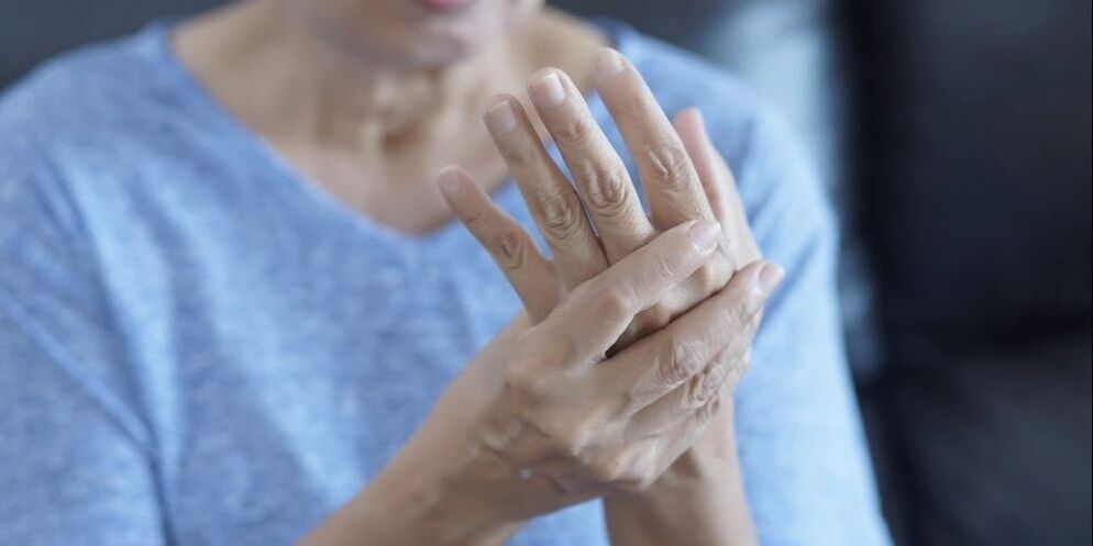 A osteoartrite se manifesta como espasmos musculares, leve inchaço e dor nas articulações dos dedos.