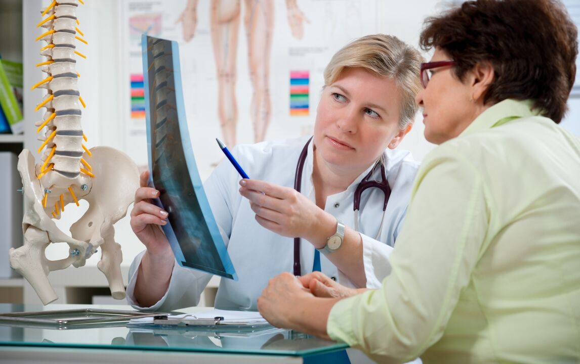 o médico dá recomendações para osteocondrose cervical