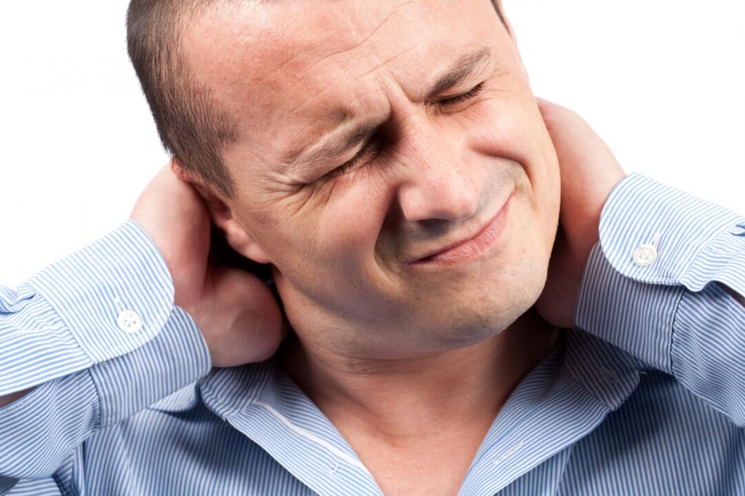 o pescoço de um homem dói devido à osteocondrose